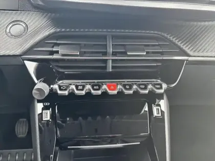 Photo 17 Peugeot 2008  PureTech 130 S&S BVM6 Allure