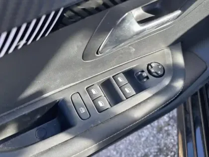 Photo 11 Peugeot 208  1.2 Hybrid 100ch Allure e-DCS6