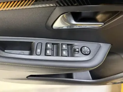 Photo 10 Peugeot 208  1.2 PureTech 100ch S&S Roadtrip EAT8