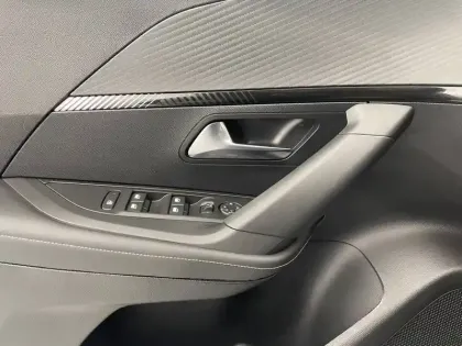 Photo 27 Peugeot 2008  Hybrid 145 e-DCS6