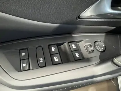 Photo 9 Peugeot 408  Electrique 58 kWh 210ch