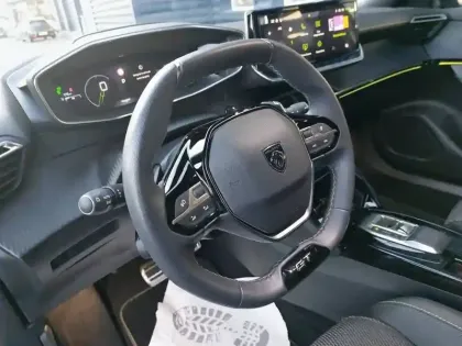 Photo 8 Peugeot 2008  PureTech 130 S&S EAT8