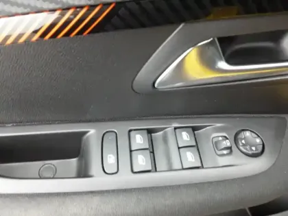 Photo 16 Peugeot 208  BlueHDi 100 S&S BVM6