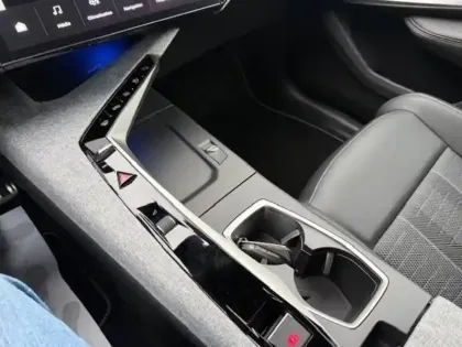 Photo 17 Peugeot 3008  Hybrid 145 e-DCS6