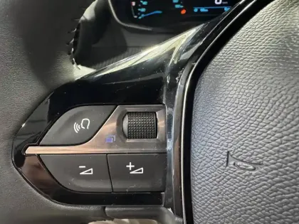 Photo 29 Peugeot 2008  Electrique 50 kWh 136 ch