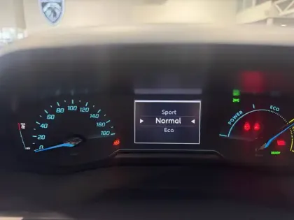 Photo 21 Peugeot 2008  Electrique 50 kWh 136 ch