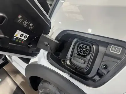 Photo 46 Peugeot 2008  Electrique 50 kWh 136 ch