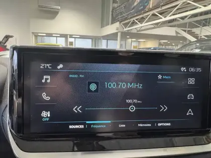 Photo 18 Peugeot 2008  Electrique 50 kWh 136 ch