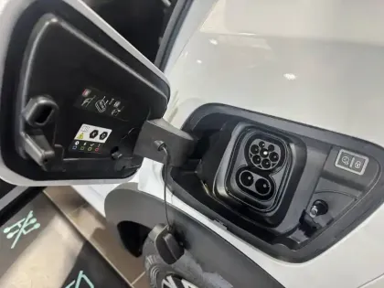 Photo 11 Peugeot 2008  Electrique 50 kWh 136 ch