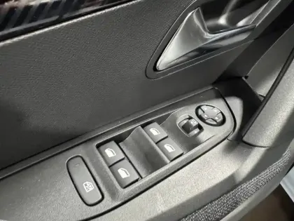 Photo 10 Peugeot 2008  Electrique 50 kWh 136 ch