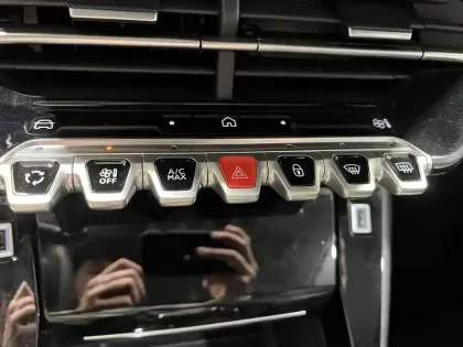 Photo 21 Peugeot 208  Electrique 54 kWh 156ch