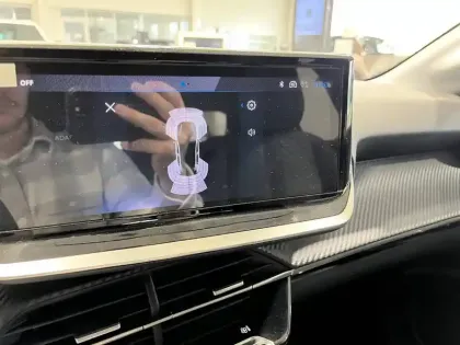 Photo 28 Peugeot 208  Electrique 54 kWh 156ch