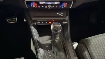 Photo 16 Audi Q3  35 TFSI 150 ch S tronic 7