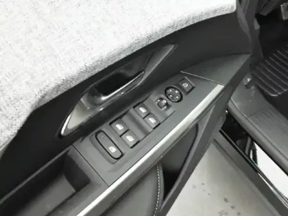 Photo 17 Peugeot 3008  Hybrid 145 e-DCS6