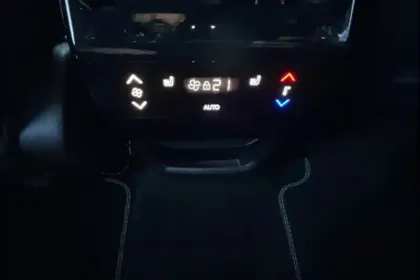 Photo 30 Peugeot 5008  Electrique 325 ch 4x4 73 kWh