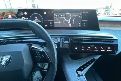 Photo 21 Peugeot 5008  Electrique 325 ch 4x4 73 kWh