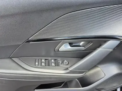 Photo 13 Peugeot 208  e- 136ch GT