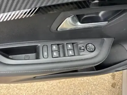 Photo 11 Peugeot 208  1.2 Hybrid 100ch Allure e-DCS6