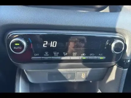 Photo 12 Toyota Yaris  116h Design 5p MC24