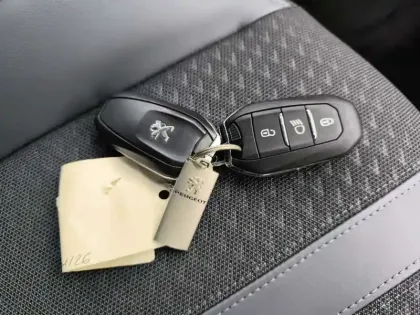 Photo 27 Peugeot 2008  PureTech 130 S&S BVM6