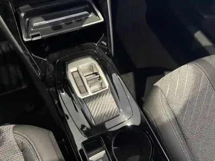 Photo 43 Peugeot 2008  Hybrid 145 e-DCS6