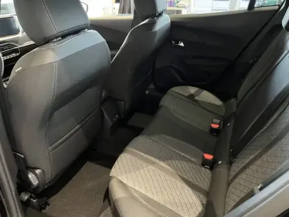 Photo 41 Peugeot 2008  Hybrid 145 e-DCS6