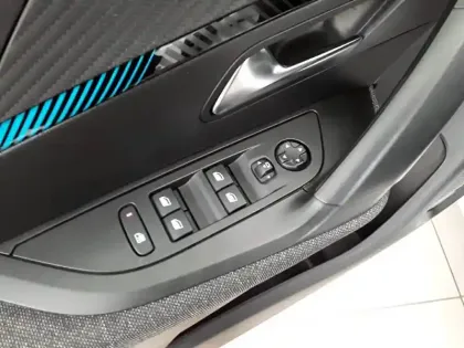Photo 24 Peugeot 2008  Electrique 136 ch