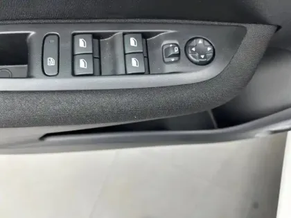 Photo 41 Peugeot 208  PureTech 100 S&S BVM6