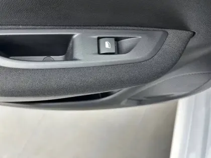 Photo 38 Peugeot 208  PureTech 100 S&S BVM6