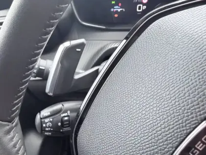 Photo 28 Peugeot 208  Hybrid 100 e-DCS6