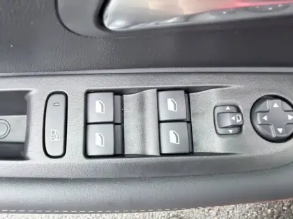 Photo 20 Peugeot 208  Hybrid 100 e-DCS6