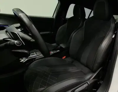 Photo 1 Peugeot 2008  PureTech 130 S&S EAT8