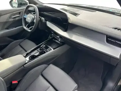 Photo 8 Audi Q3  TFSI 150 ch Hybride S tronic 7