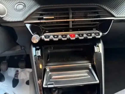 Photo 17 Peugeot 208  PureTech 100 S&S BVM6