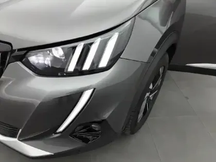 Photo 15 Peugeot 2008  PureTech 130 S&S BVM6