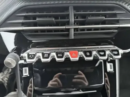 Photo 17 Peugeot 2008  BlueHDi 130 S&S EAT8