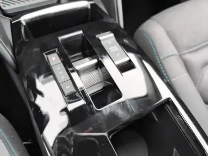 Photo 23 Citroën C4  PureTech 130 S&S EAT8 Shine