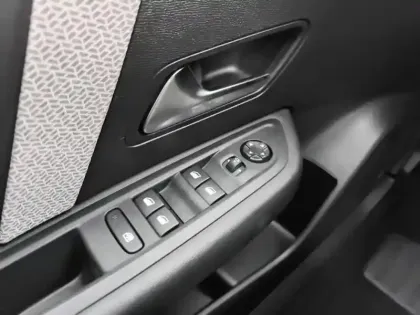 Photo 19 Citroën C4  PureTech 130 S&S EAT8 Shine