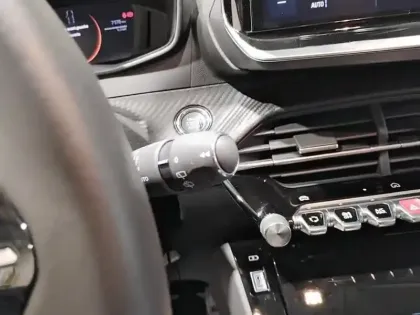 Photo 17 Peugeot 208  Electrique 50 kWh 136ch Allure