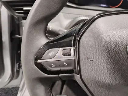 Photo 18 Peugeot 208  Electrique 50 kWh 136ch Allure