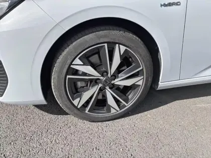 Photo 14 Peugeot 308  PHEV 180 e-EAT8 Active Pack