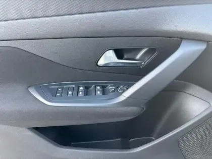 Photo 24 Peugeot 308  PHEV 180 e-EAT8 Active Pack