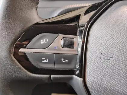 Photo 18 Peugeot 208  Electrique 50 kWh 136ch Allure