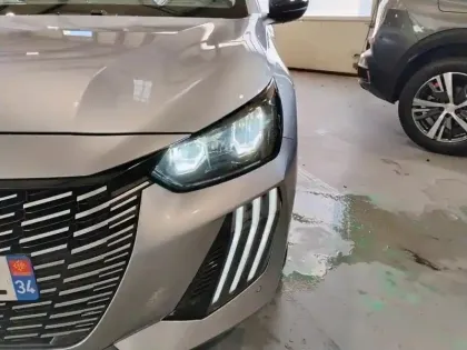 Photo 13 Peugeot 208  Electrique 50 kWh 136ch Allure