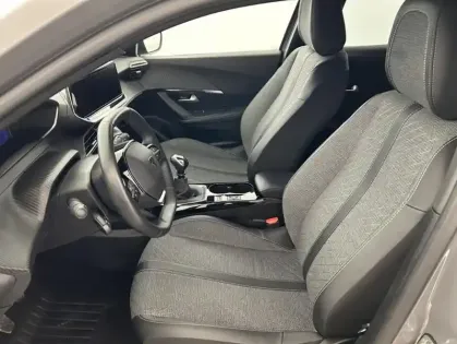 Photo 12 Peugeot 2008 1.2 PureTech 100ch Allure + Caméra de recul + GPS