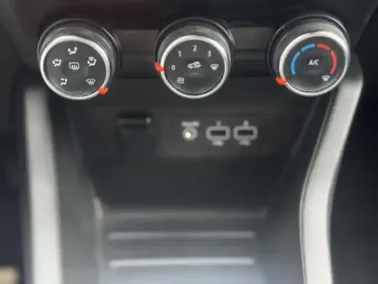 Photo 18 Renault Clio Société V Air Nav Blue dCi 85