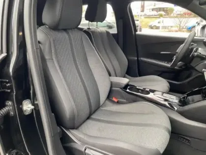 Photo 20 Peugeot 2008 II Hybrid 136 e-DCS6 ALLURE