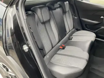 Photo 21 Peugeot 2008 II Hybrid 136 e-DCS6 ALLURE