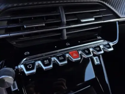 Photo 56 Peugeot 2008 II Hybrid 136 e-DCS6 ALLURE