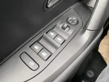 Photo 11 Peugeot 2008 II Hybrid 136 e-DCS6 ALLURE